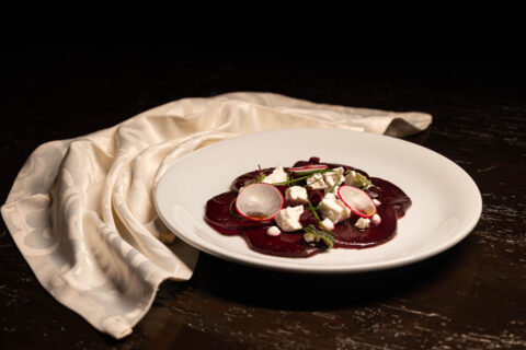 Poză cu Carpaccio de sfeclă roșie și brânză de capră cu cremă de wasabi