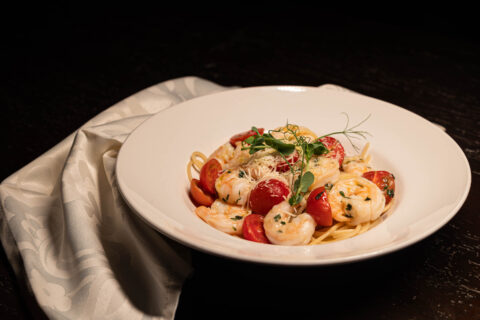 Poză cu Spaghetti alioli gamberi cu ceapă verde și roșii cherry