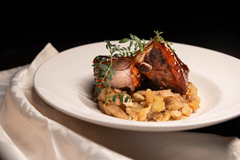 Poză cu Coaste de porc slow cooked pe pat de cartofi zdrobiți cu chimen