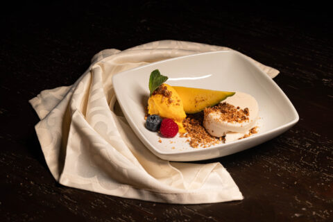 Poză cu Panna Cotta de lămâie cu sorbet de mango şi crumble de alune
