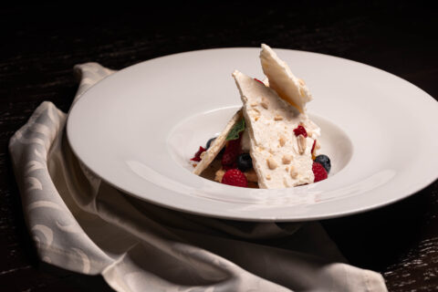 Poză cu Pavlova cu cremă de vanilie și sos de zmeură