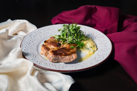 Poză cu Ceafă de porc cu ciuspais de dovlecel verde și ierburi aromatice