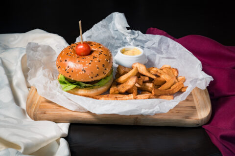 Poză cu Burger de vită cu cartofi pai de casă și sos chilli de usturoi